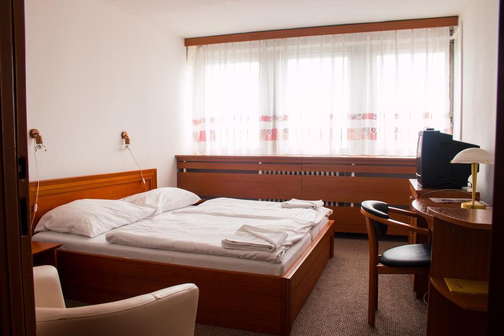 Hotel Druzba Michalovce Zewnętrze zdjęcie